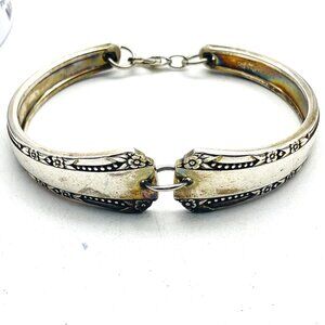 ONEIDA Signed Silver Tone Hinged Bangle Bracelet Floral Engraved Design Vintage